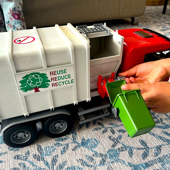 Official large Bruder side loading garbage truck -Excellent condition - Picture 11 of 11